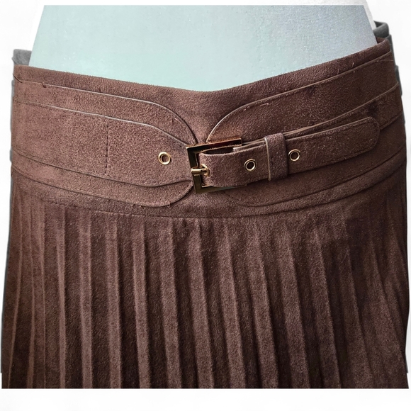 Medium Soft Surroundings Laffaire Faux Suede pleated stretch Skirt Dark Brown - Picture 4 of 5